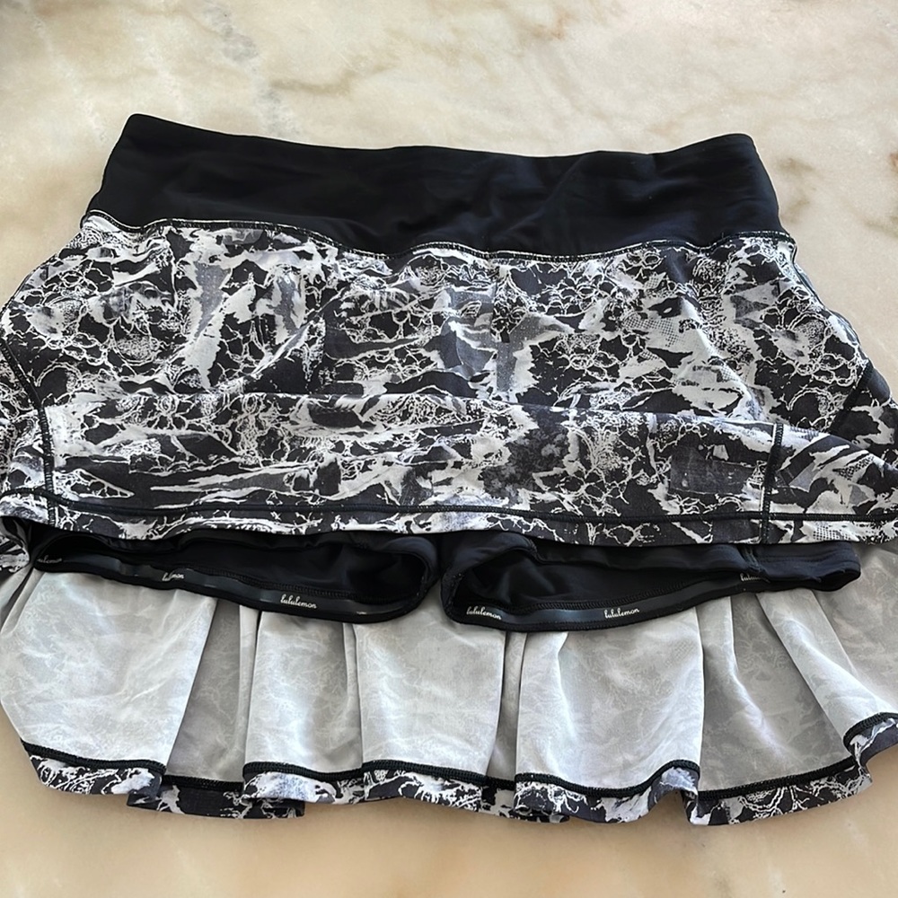 Lululemon skort size 6